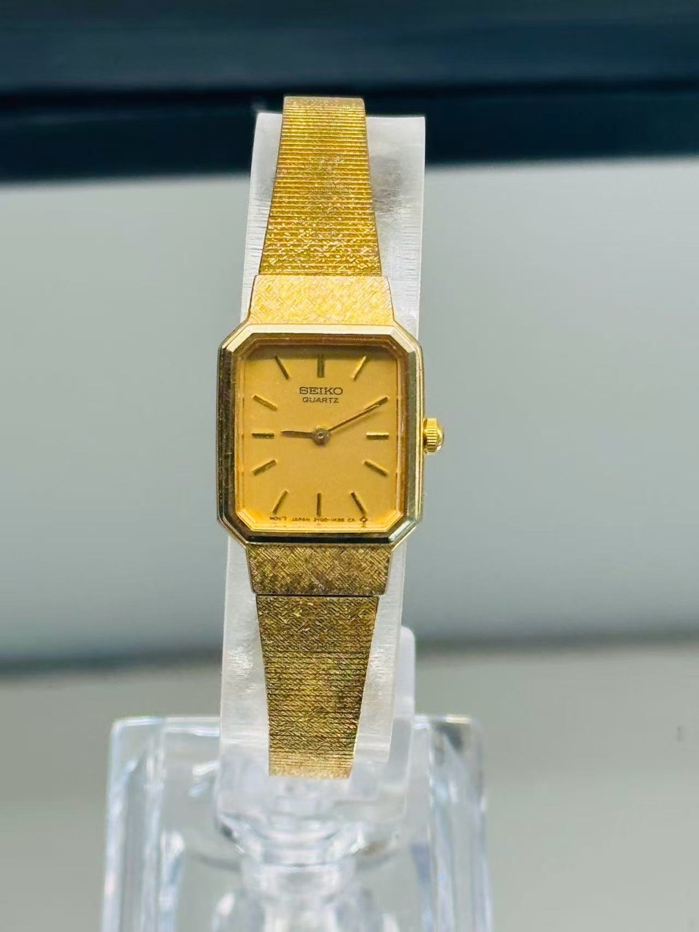 Vintage Seiko Women’s Gold Tone Bracelet Watch Textured Dial Runs New Battery